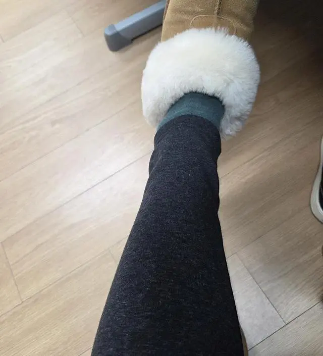 요즘 추워지는데 바지안에 입어보려고 구입했어요. 사이즈넉넉해서 편해요. 그런데 블랙