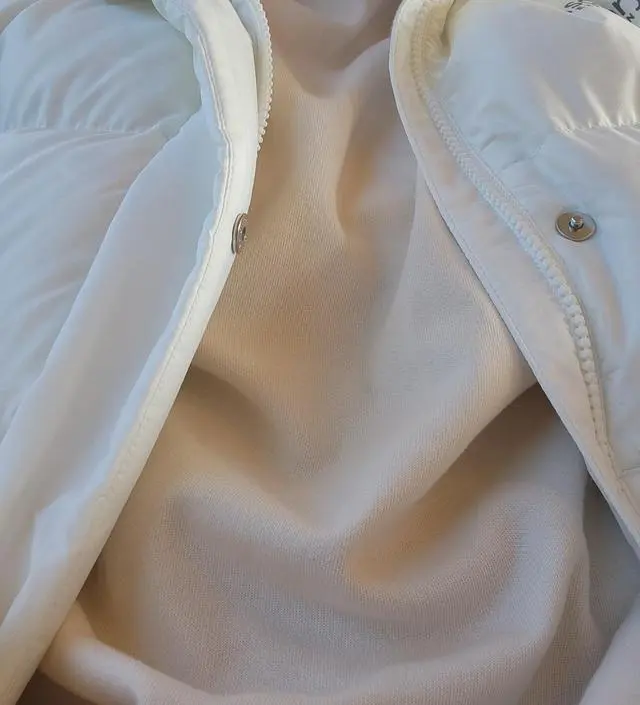 백멜란지 색상 입어보고 마음에 들어서 크림색으로 재구매했어요. 편하고 추운 날씨에도