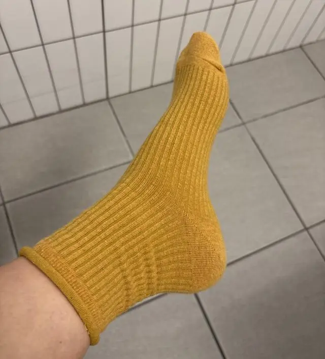 짱짱하고 편해요! 약간 부은 발에는 타이트 한데 불편하지 않게 짱짱해서 잘 신고 있습